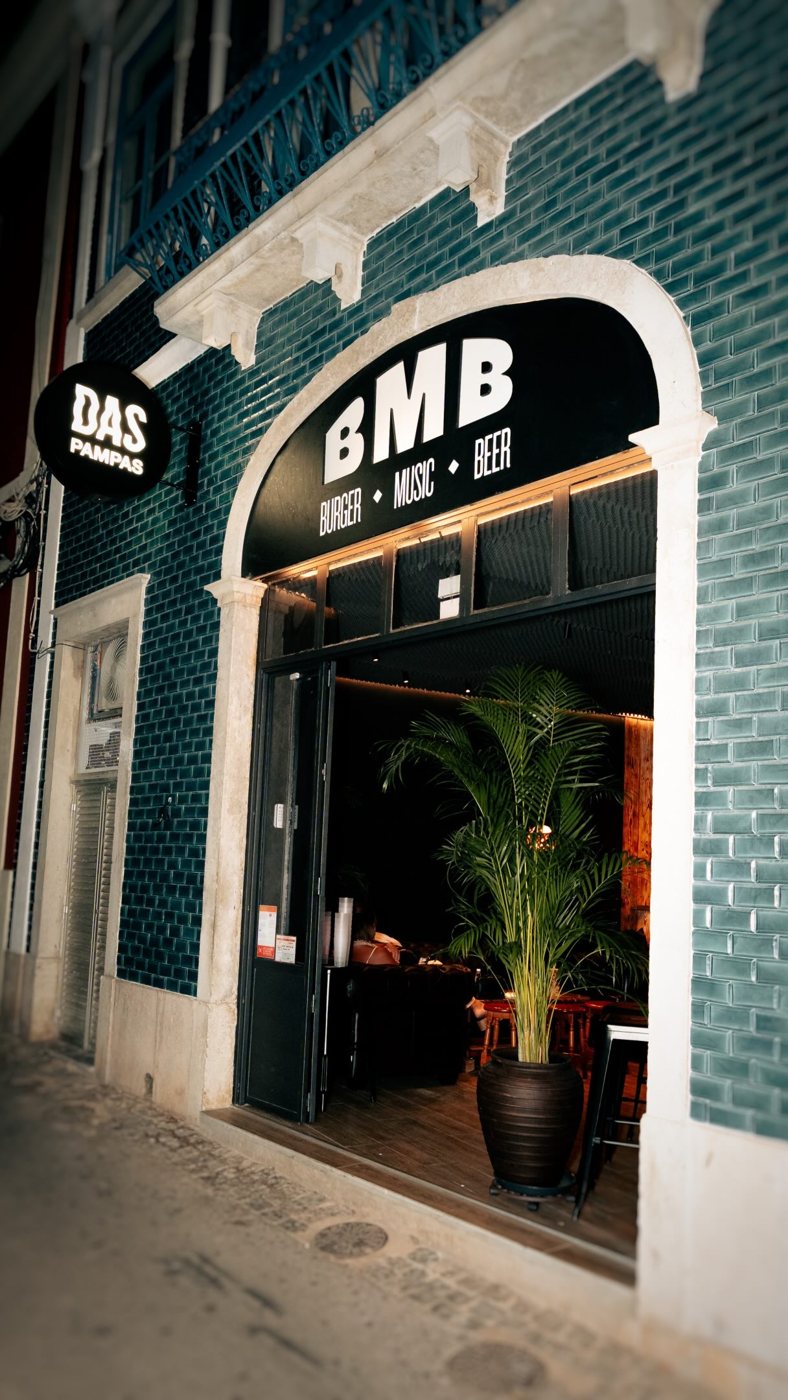 Fachada do Das Pampas BMB em azulejo verde, com a porta aberta e uma palmeira à entrada