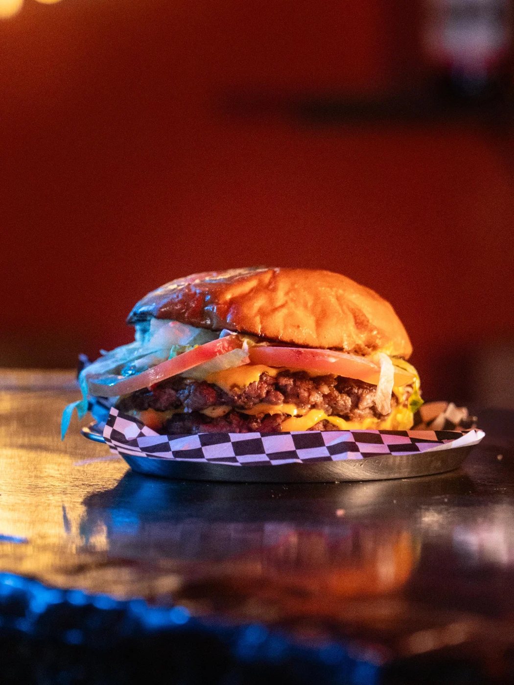 Smash burger duplo com queijo, tomate e alface no Das Pampas